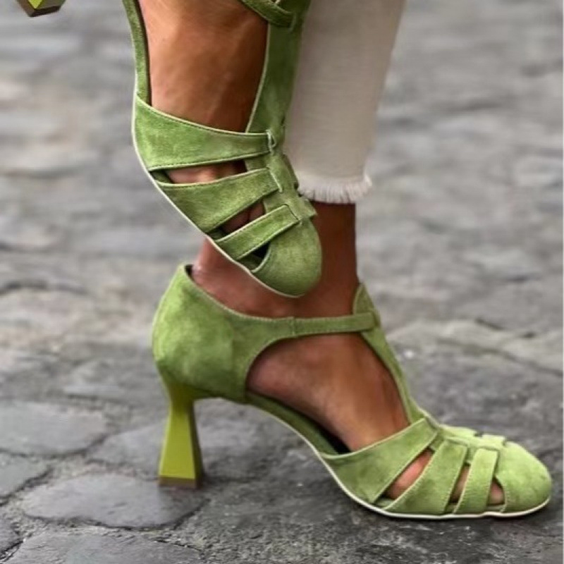 Summer Clothing Items - صنادل نسائية خضراء من الجلد المدبوغ